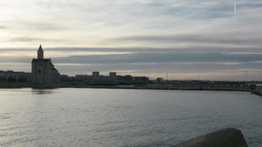 Panorama Trani şehir ve bazilikanın gün batımında