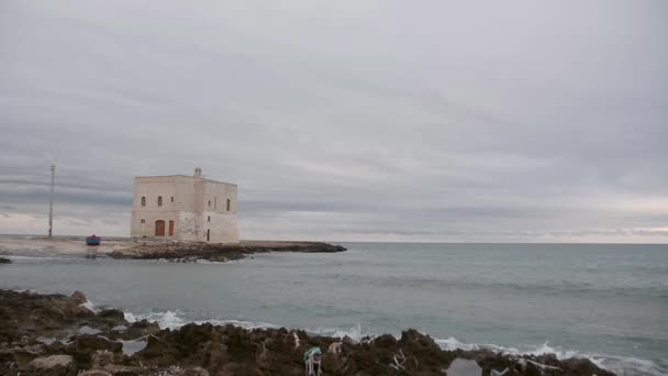 Ostuni Itálie Ledna 2018 Pobřežní Panorama Věží Moře Vlnami — Stock video