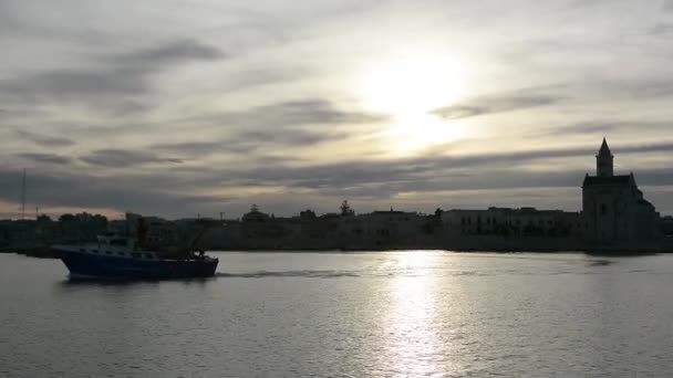 Trani Itália Janeiro 2018 Barco Pesca Que Sai Porto Trani — Vídeo de Stock