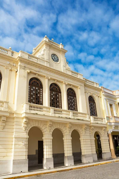 Фасадні Палаццо Comunale Санта Клара Неділю Вранці — стокове фото