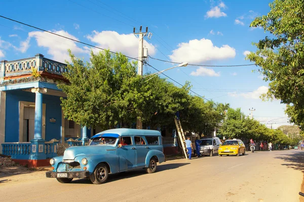 Старий автомобіль 1950-х років в центральній вулиці Vinales — стокове фото