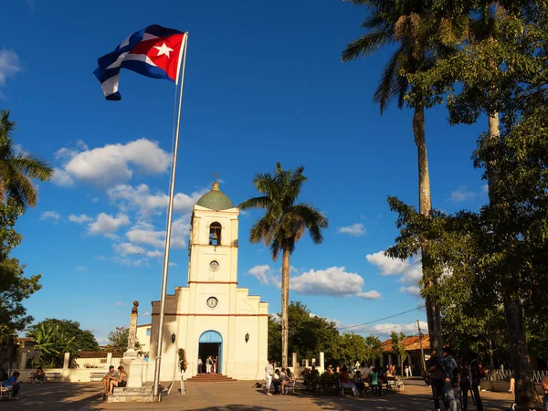 Praça principal com Igreja e bandeira cubana em vinales com turista — Fotografia de Stock