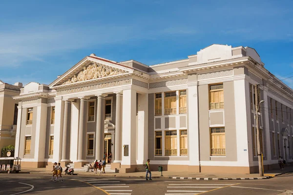 Öğrencilerin önünde Cienfuegos San Lorenzo üniversitede