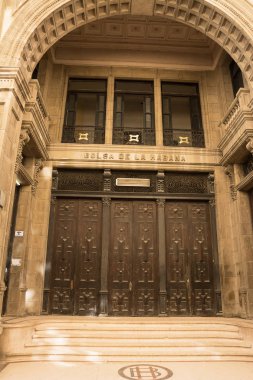 Menkul Kıymetler Borsası bina girişine