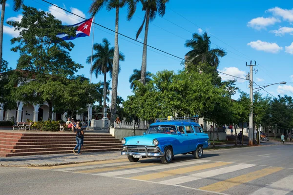 ビニャーレス (キューバでは、道路上のビンテージ車) — ストック写真