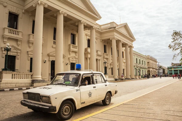 12 月の日曜日にサンタクララの広場でキューバの警察車 — ストック写真