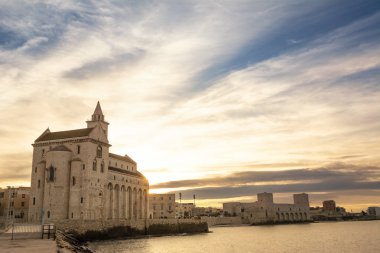 Gün batımında in Puglia deniz kenarında inşa katedral