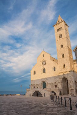 Gün batımında in Puglia deniz kenarında inşa katedral