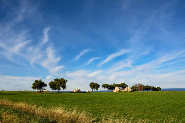 Trulli antigo, campo, mar e nuvens em Puglia — Fotografia de Stock