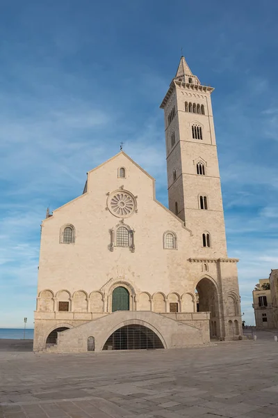 Cathédrale construite près de la mer dans les Pouilles — Photo