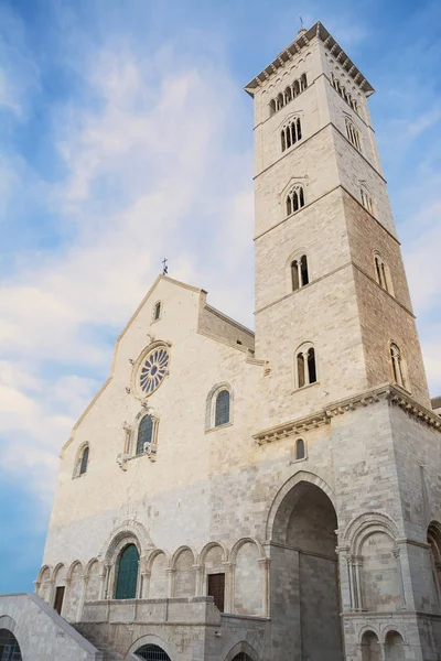 Cathédrale construite près de la mer dans les Pouilles au coucher du soleil — Photo