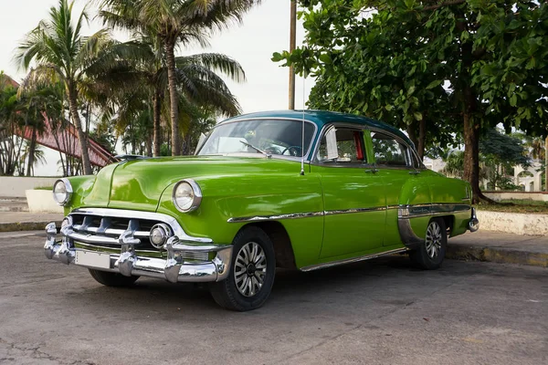 Oude groene Amerikaanse auto geparkeerd in Cienfuegos — Stockfoto