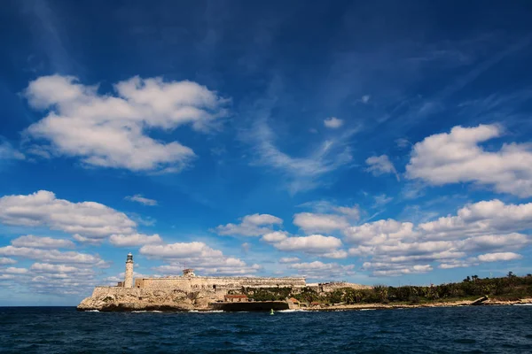 Morro hrad z Havany a jeho maják s mraky v modré sk — Stock fotografie