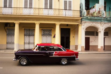 Eski Havana'da bir sokakta eski klasik otomobil