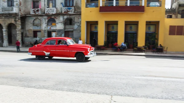 Régi, klasszikus autó, amely végigfut a Havanna Malecon — Stock Fotó