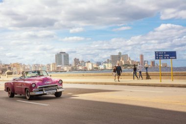 Havana, Küba - 11 Aralık 2017: Havana Malecón çalışan eski klasik araba