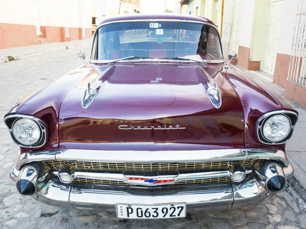 Vieille voiture américaine garée sur la rue Trinidad — Photo