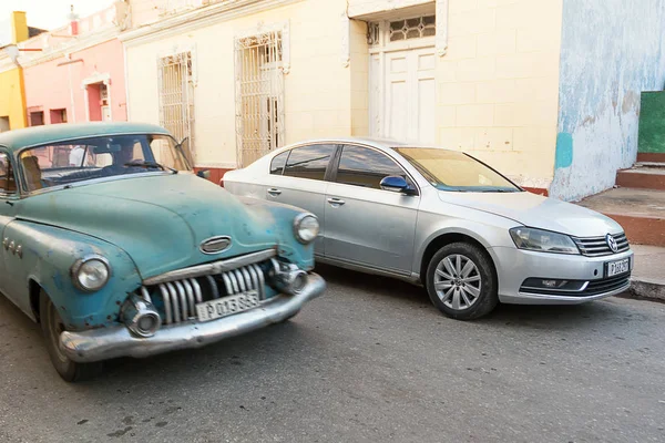 Νέο αυτοκίνητο σε σύγκριση με ένα παλιό αυτοκίνητο στο Τρινιντάντ της Κούβας — Φωτογραφία Αρχείου