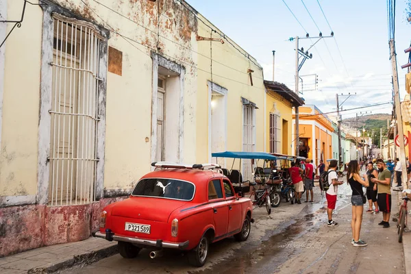 Vida diária em uma rua em Trinidad com pessoas e carros — Fotografia de Stock
