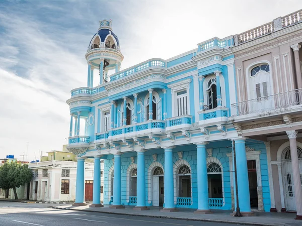 Colonial palace in Cienfuegos with sighting tower — Stock Photo, Image