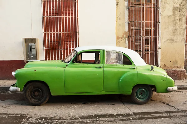 Régi amerikai autó parkolt az utcán, Trinidad — Stock Fotó