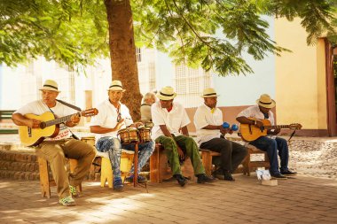 Trinidad, Küba - 8 Aralık 2017: meydanda Küba müzik çalar müzik grubu