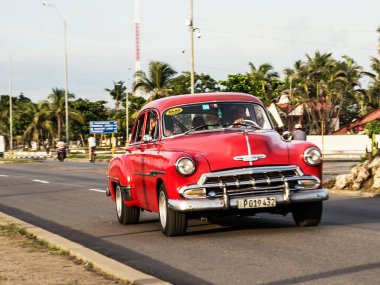 Cienfuegos, Cuba - 7 Aralık 2017: Eski Cienfuegos Malecón kırmızı Amerikan otomobili