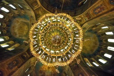Bulgaristan 'ın Sofya kentindeki St. Alexander Nevsky Katedrali' nin merkezindeki büyük yuvarlak avizenin alt manzarası