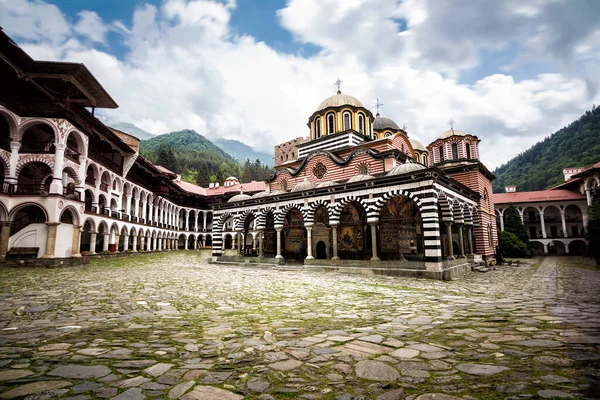 Monasterio de Rila, uno de los principales destinos turísticos y sitio de la UNESCO en Bulgaria — Foto de Stock