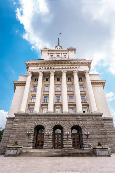 Palazzo dell'Assemblea nazionale bulgara a Sofia in una giornata normale — Foto Stock