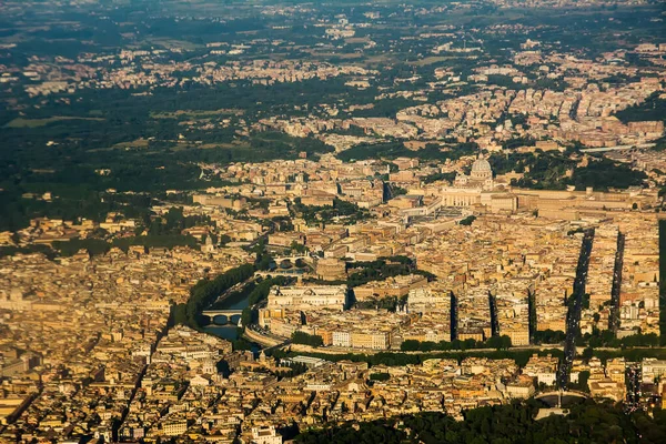 Vista superior de la zona de Roma con el Vaticano y San Pietro, el Tíber y Castel Sant 'Angelo — Foto de Stock