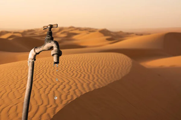 Dripping torneira e deserto ambiente no fundo, conceito de planeta de aquecimento global e escassez de água — Fotografia de Stock