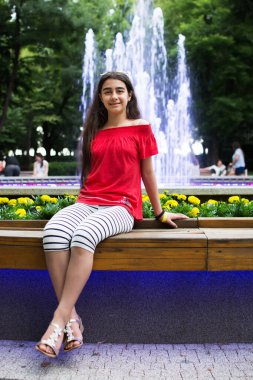 Küçük kız Burgaz dökümhanesinin önünde hatıra fotoğrafı çekiyor.