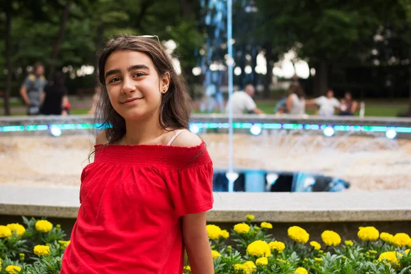 La bambina scatta una foto ricordo davanti alla fontana di Burgas — Foto Stock