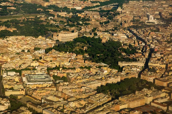 Das berühmte Amphitheater des Kolosseums von oben gesehen in der Mitte — Stockfoto