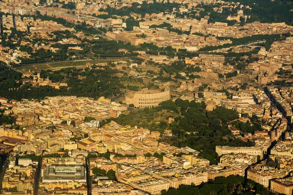 El famoso anfiteatro del Coliseo visto desde arriba en el centro — Foto de Stock