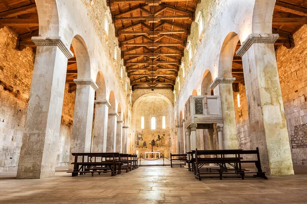 Interiér středověkého opatství San Liberatore a Majella in Se — Stock fotografie