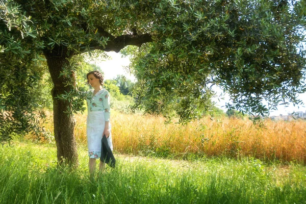 Mulher com 40 's roupas sob uma oliveira no país Abruzzo — Fotografia de Stock