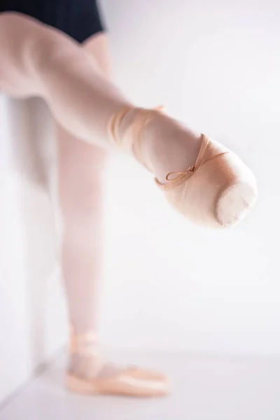 Tip van een ballet schoen voor ballet dansen met een danser poseren wit — Stockfoto