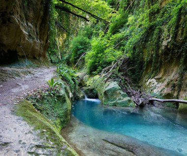 Serramonacesca 'daki Alento Nehri Vadisi (İtalya): küçük göl