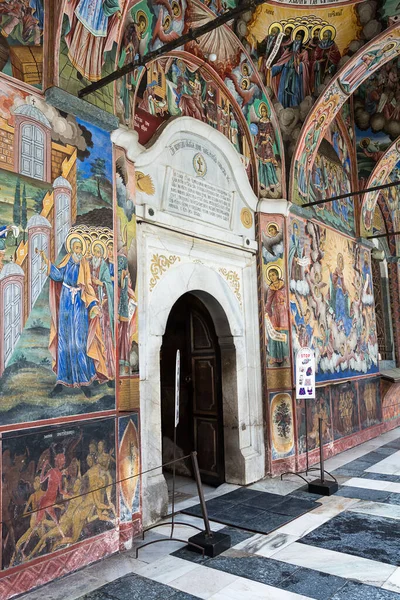 Inträde till kyrkan i klostret Rila, Bulgarien — Stockfoto
