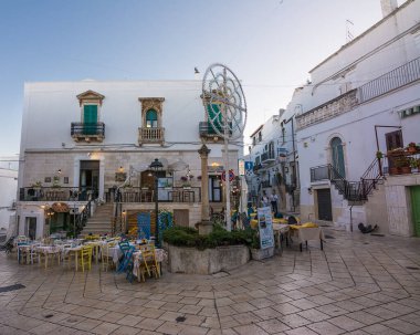 Şehrin kendine özgü meydanı, neşeli ışıkları var ve kimse yok.