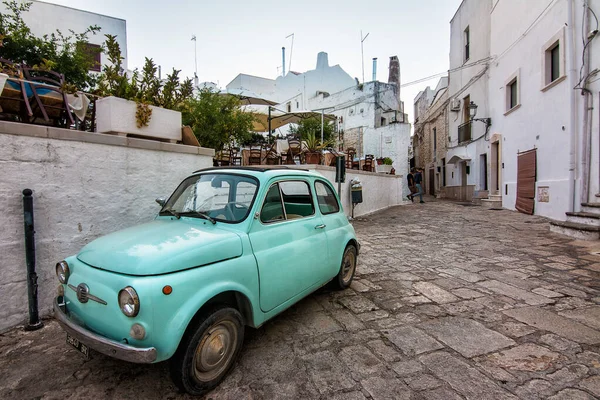Tarihi Fiat 500 arabası parktaki kaldırım taşı sokağına park edilmiş. — Stok fotoğraf
