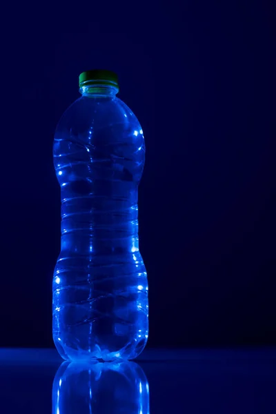 Bouteille en plastique vide en PET transparent sur fond bleu — Photo