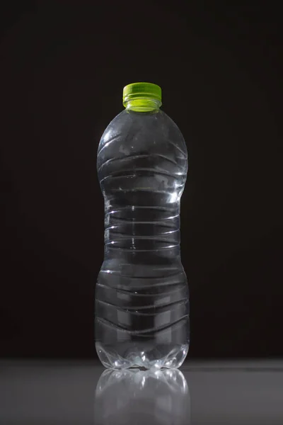 黑暗背景下透明宠物中的空塑料瓶 — 图库照片