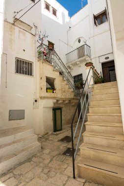 Cisternino 'nun tarihi merkezinde (İtalya) karakteristik ara sokak ve merdivenler)