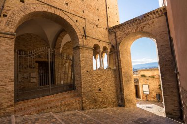 Loreto Aprutino 'daki Aziz Peter Kilisesi' nin ayrıntıları.)