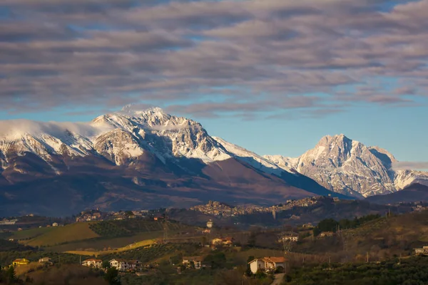 İtalyalı Gran Sasso e la valle di Penne e Farindola (İtalya)