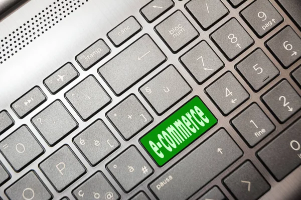 テキスト電子商取引とコンピュータ上の緑のボタン — ストック写真