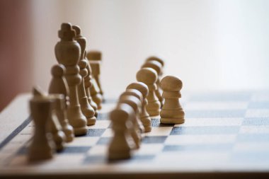 Satranç tahtasındaki satranç taşları seçici odaklanma ve kırpma parçalarıyla. İş ve motivasyon kavramı. Boşluğu kopyala
